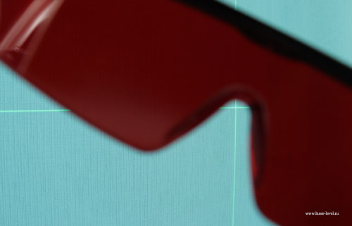 Видимость зелёной лазерной линии через красные лазерные очки.jpg