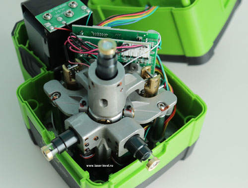 Электронный компенсатор на сервоприводах сделанный из металла у лазерного уровня Huepar DT03CG 