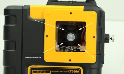 Четыре юстировочных болта для отдельной настройки лазерного модуля у лазерного уровня Kaiweets KT360A.