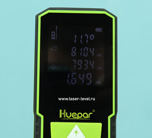 На экране лазерного дальномера Huepar S60 показан результат вычисления расстояния через препятствие. 
