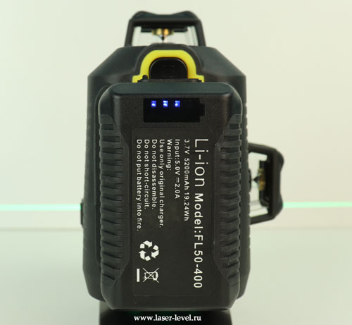 Четырёхступенчатый индикатор разряда на аккумуляторе лазерного уровня Firecore F504T-XG.