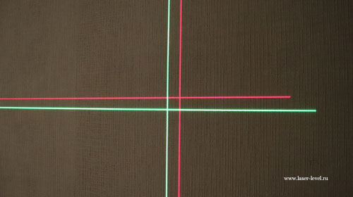 Сравнение яркости и толщины красной и зелёной лазерной линии.