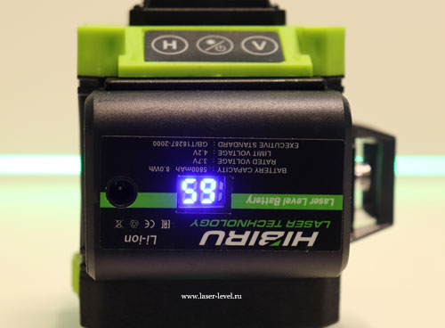 Цифровой индикатор на аккумуляторе у лазерного уровня Hibiru.